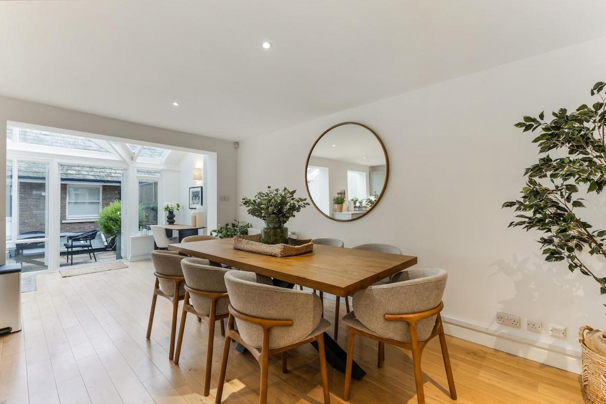 The Riverbank Hideaway * London